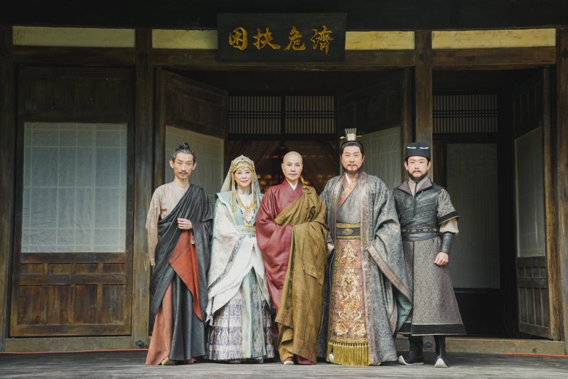 陳竹昇(左起)、方馨、唐美雲、唐文華、陳家逵出席新戲「鳩摩羅什‧千年⼀譯」開鏡。圖／武童文化事業有限公司提供