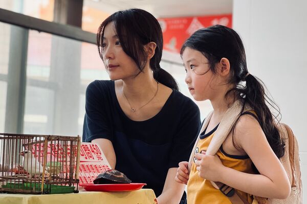 ▲蔡淑臻（左）與葉子綺在《左撇子女孩》中是有著血緣關係卻關係疏離的母女。（圖／光年映畫提供）