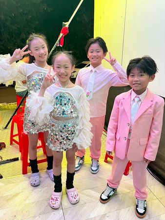 ▲白冰冰(中)與姜太公廟榮譽主委邱創良(右3)、主委邱守德(左3)等人合照。(圖/長興影視)