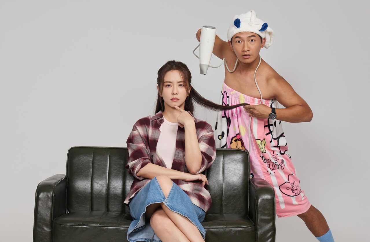 周曉涵、蔡昌憲詮釋舞台劇《婚內失戀》中一對結婚15年的夫妻。｜圖片提供：艾彼新創股份有限公司