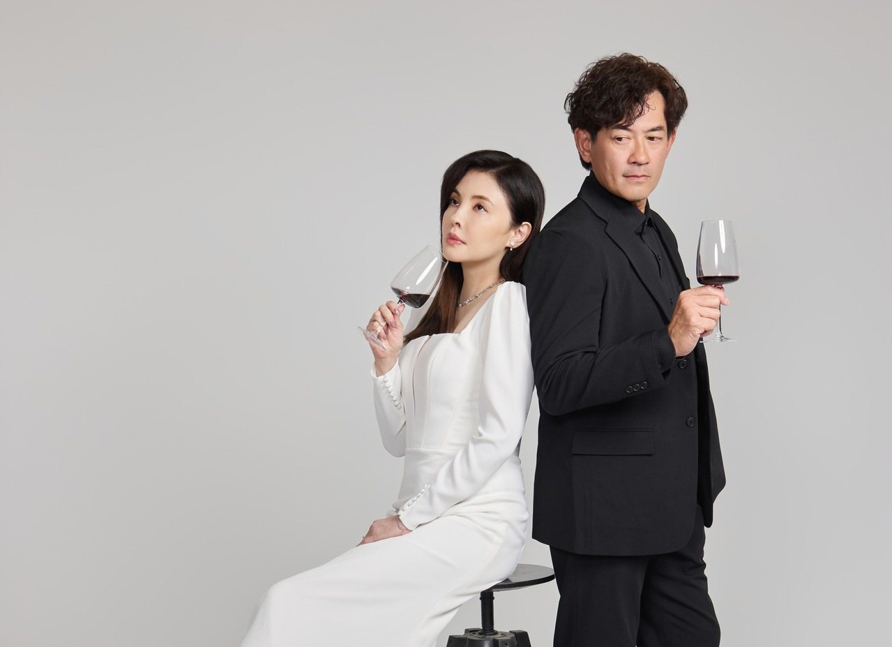 柯叔元、何如芸詮釋舞台劇《婚內失戀》中一對結婚30年的夫妻柯叔元、何如芸。｜圖片提供：艾彼新創股份有限公司