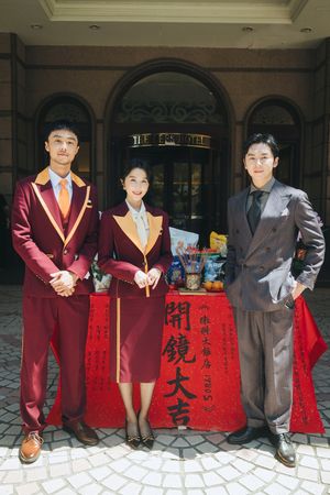 ▲影集《微醺大飯店1980s》開鏡，由李國毅、邵雨薇、施柏宇、李沐、蔡思韵、黑嘉嘉及王碩瀚主演。（圖／一念電影提供）