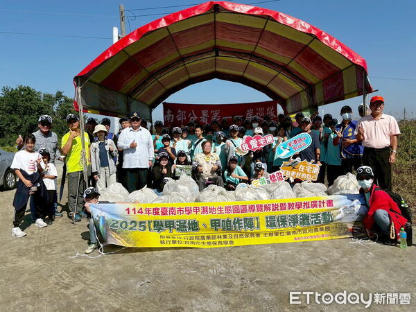 ▲義竹國中義起社服走入學甲濕地，與海巡署及社區攜手展開淨灘行動。 （記者林東良翻攝，下同）