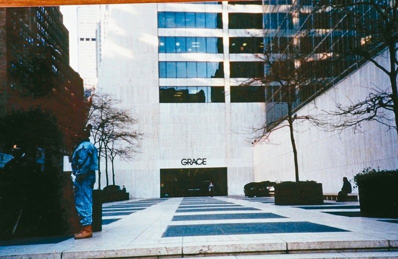 Grace Building：設置第六大道地址的大樓出入口，獲得容積獎勵的開放空間，故意設計得讓人難以使用。（圖／畢恆達提供）