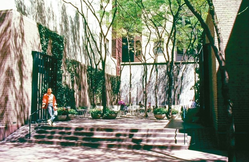 Paley Park：邀請人往內走的階梯；樹木與瀑布，讓人忘卻周圍都市的喧囂。（圖／畢恆達提供）