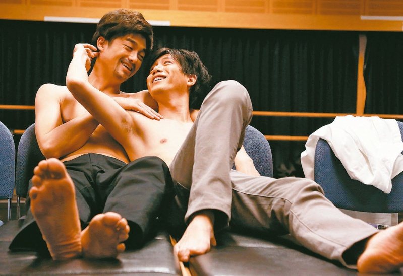 2014年《孽子》舞台劇彩排現場，演員吳中天（左）、莫子儀。（圖╱本報新聞資料庫）