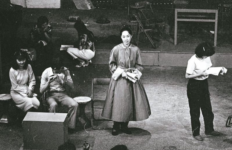 1982年舞台劇《遊園驚夢》排演現場，右為盧燕。（圖╱本報新聞資料庫）
