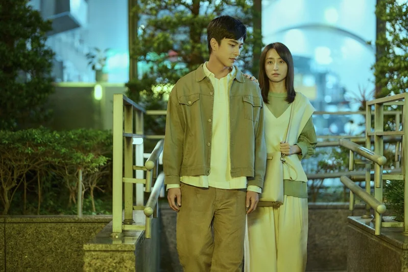 柯佳嬿（右）和曾敬驊的CP感有兩極化討論。圖／Netflix提供