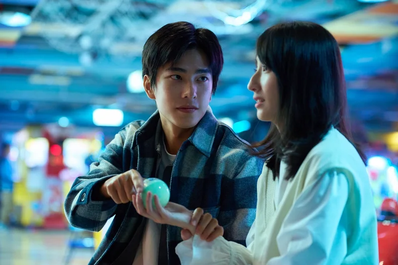曾敬驊（左）和柯佳嬿的相遇，揭開二部曲關鍵 。圖／Netflix提供