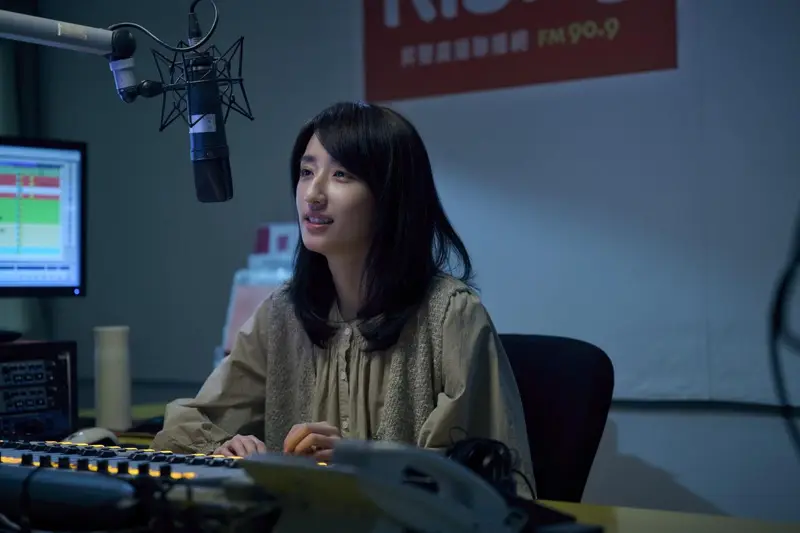 柯佳嬿扮演後天失明的電台DJ 。圖／Netflix提供