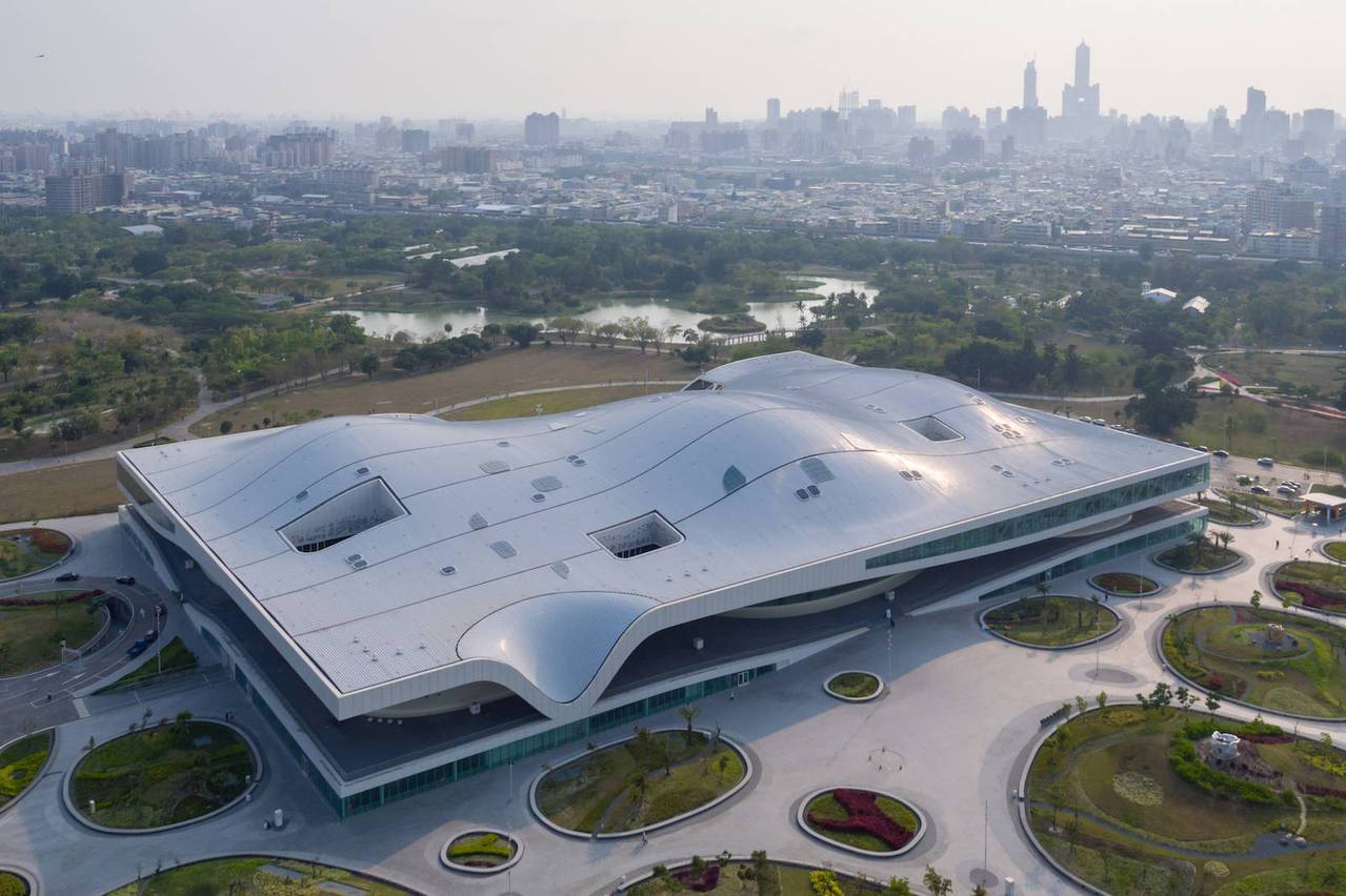 衛武營國家藝術文化中心由荷蘭建築師法蘭馨·侯班（Francine Houben）設計，以衛武營原址的榕樹群為靈感，打造出全球最大的單一屋頂劇院。 圖／衛武營國家藝術文化中心提供