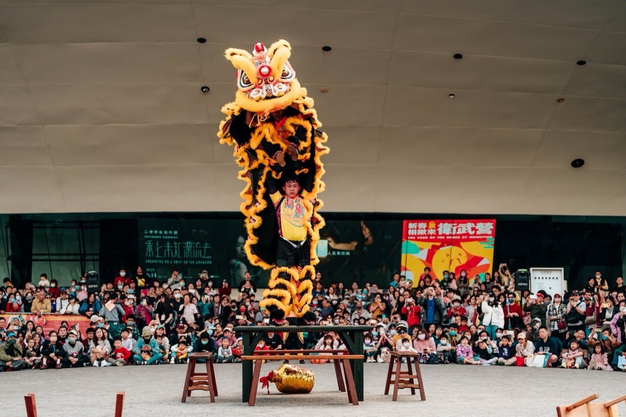 2025年高雄兩廣龍獅戰鼓團《醒獅鑼鼓賀吉祥》資料照片。 圖／衛武營國家藝術文化中心提供、攝影：陳建豪
