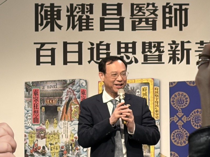 衛福部長石崇良說，再生醫療立法一波三折，從最初再生醫療三法，到後來分為再生醫療法，再到今年初上路的再生醫療雙法，前後歷經超過1年時間，都是「陳老師牽我的手一步步達成」。記者林琮恩／攝影