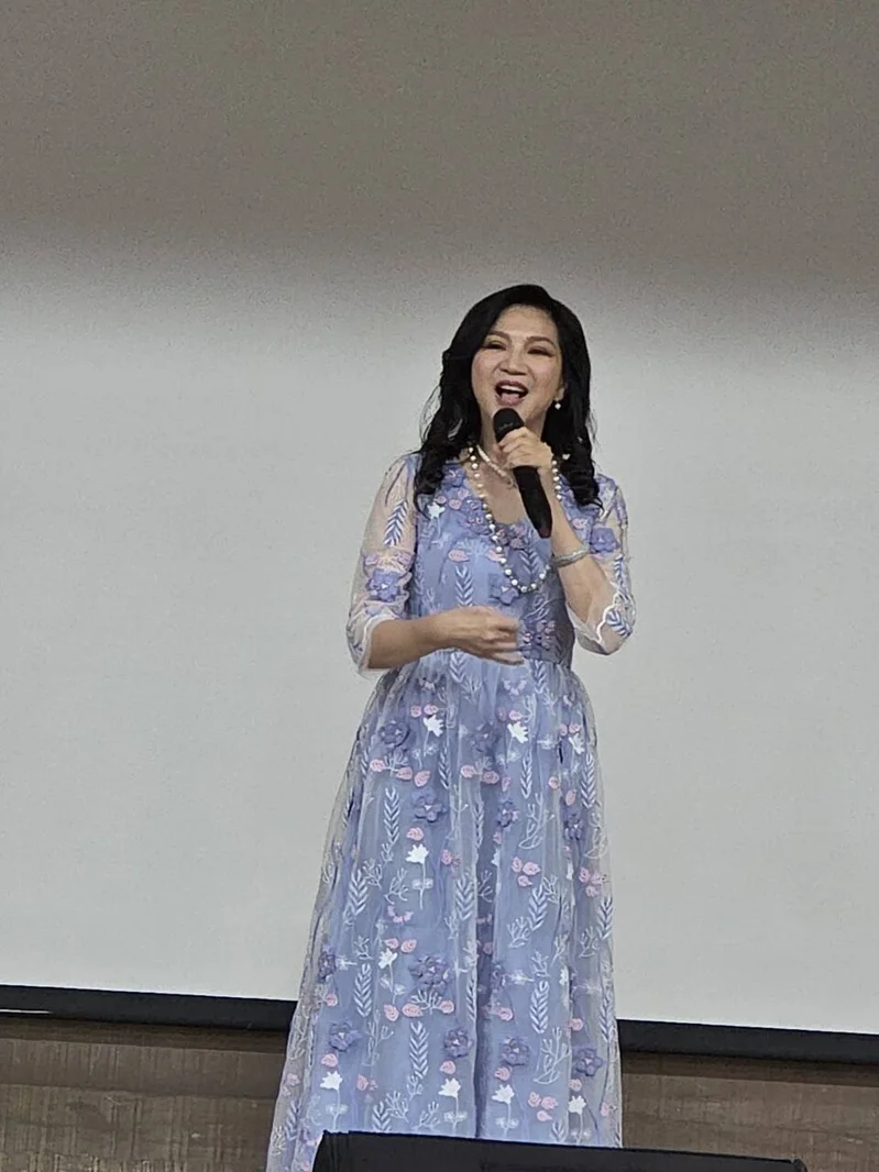 「金曲美聲歌后」小百合（周月綺）獻唱「小城故事」，並為張任芝蘭師母獻花。圖／台北市電影委員會提供