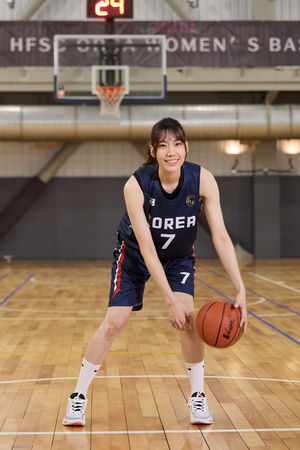 ▲《女孩上場2》安心亞、羅宏正、女籃球員楊晴、蔡佳芸、韓球員梁智英,製作人陳南宏、導演吳宗叡桃園探班。(圖/客家電視台提供)