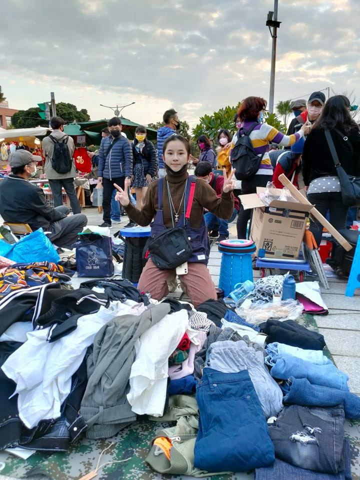 ▲20歲金鐘新人盧以恩天母擺地攤「全程沒人認出」。(圖/翻攝自Facebook/盧以恩)