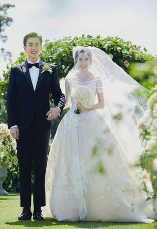 ▲《慶餘年》張若昀和老婆唐藝昕愛情故事有名。(圖/圖/翻攝自微博/張若昀)