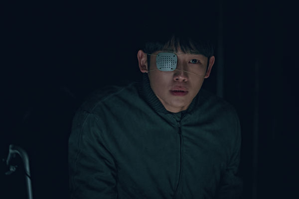 ▲▼《連瞳》丁海寅遭活摘器官！血腥尺度破表　Disney+一口氣公開6集。（圖／Disney+提供）