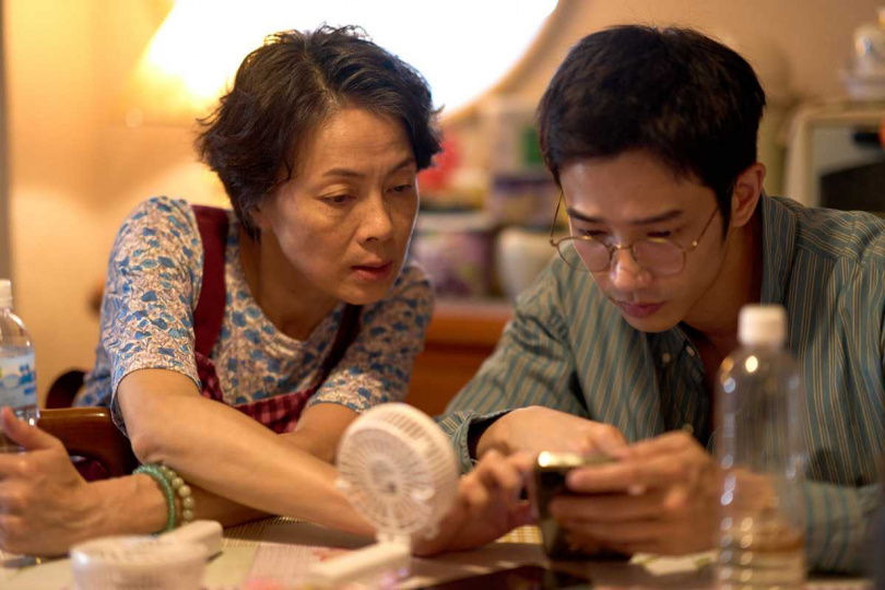 《童話故事下集》惡婆婆柯淑勤6大罪狀曝光!清晨5點闖房打掃、強迫媳婦柯佳嬿收驚,情勒PUA高手,網友怒吼:「這是恐怖片吧?」