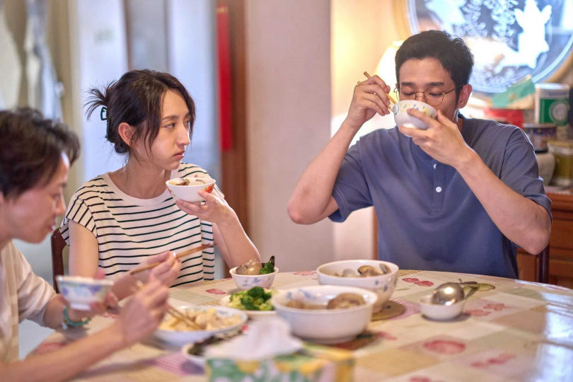 《童話故事下集》惡婆婆柯淑勤6大罪狀曝光!清晨5點闖房打掃、強迫媳婦柯佳嬿收驚,情勒PUA高手,網友怒吼:「這是恐怖片吧?」