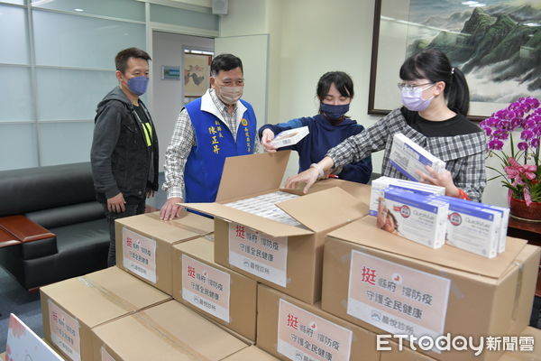 ▲藝人郭子乾號召診所捐贈南投縣政府快篩試劑。(圖/南投縣政府提供)