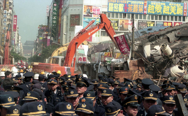 ▲《回到華燈初上時》1997年，臺北市14、15號公園預定地地上違建拆除（圖／尖端出版提供）