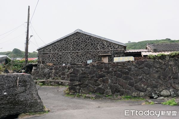 ▲馬崗漁港,百年石頭屋,吃飯看海。(圖/記者彭懷玉攝)