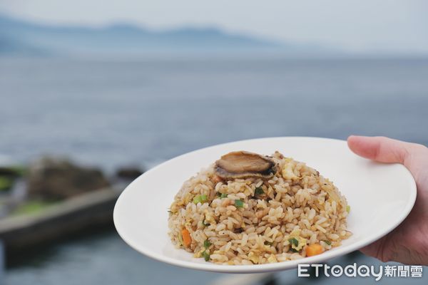 ▲馬崗漁港,百年石頭屋,吃飯看海。(圖/記者彭懷玉攝)