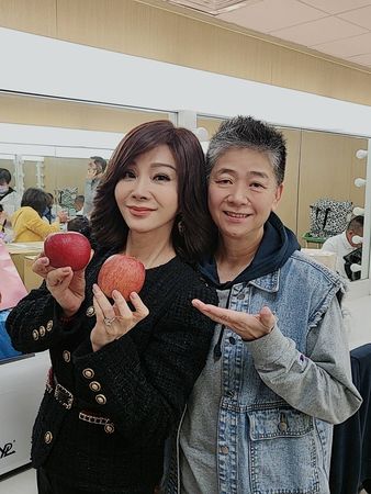 ▲陳美鳳《黃金歲月》聖誕節交換禮物。(圖/民視提供)