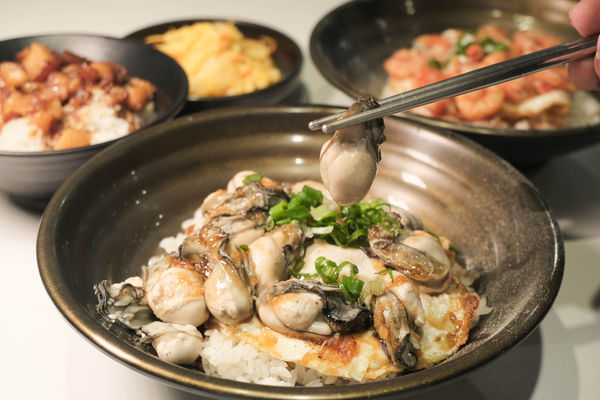 ▲2023基隆滷肉飯爭霸12/1-1/15開跑,專訪廚佛Fred品嚐阿傑焢肉飯、架大碗海鮮粥・麵、李ㄚ哥藥燉排骨/臭豆腐。(圖/記者彭懷玉攝)