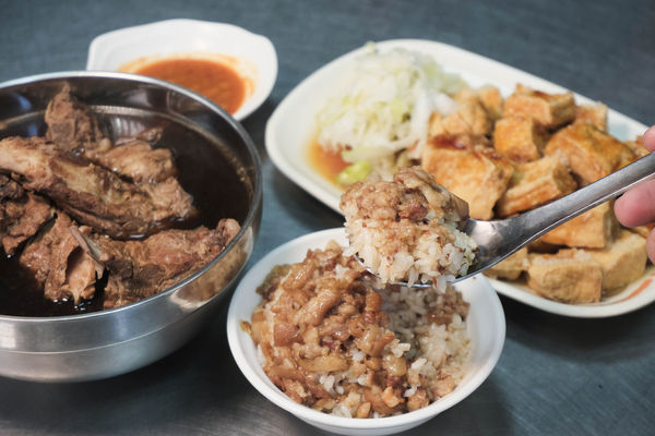 ▲李ㄚ哥藥燉排骨/臭豆腐。(圖/記者彭懷玉攝)