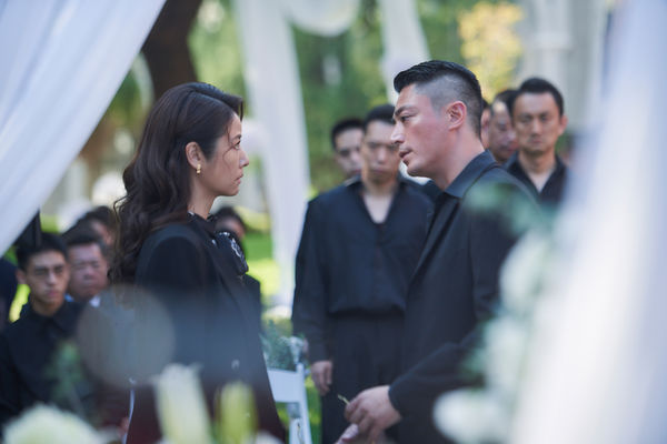▲《華燈初上》第二季來了!林心如對戲霍建華,婚後首次同台演出。徐若瑄客串「光」日式酒店前任老闆「瓊芳媽媽桑」。揭露更多由楊謹華飾演的蘇媽媽秘密。(圖/Netflix、百聿數碼提供)