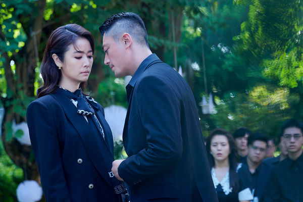 ▲《華燈初上》第二季來了!林心如對戲霍建華,婚後首次同台演出。徐若瑄客串「光」日式酒店前任老闆「瓊芳媽媽桑」。揭露更多由楊謹華飾演的蘇媽媽秘密。(圖/Netflix、百聿數碼提供)