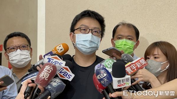 ▲▼ 恩恩爸6/6日赴新北消防局聽音檔,後出面說明 。(圖/記者陳以昇攝)