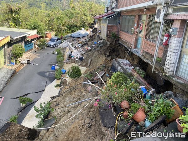 ▲▼新店區安泰路地基下陷，12名住戶緊急撤離             。（圖／記者陸運陞攝）