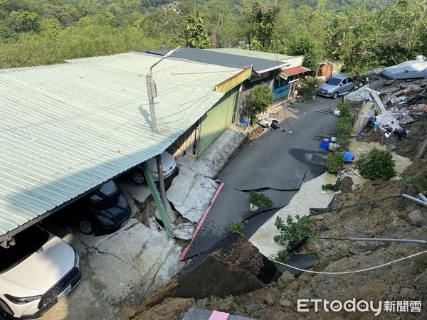 ▲▼新店區安泰路地基下陷，12名住戶緊急撤離             。（圖／記者陸運陞攝）