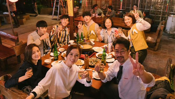 ▲《人選之人-造浪者》衝上台榜第一，謝盈萱、鍾瑶組成CP。（圖／Netflix提供）