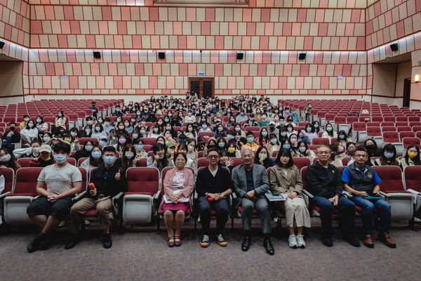 圖1: 世新學生會邀曹瑞原分享斯卡羅創作歷程。(圖/世新大學提供)