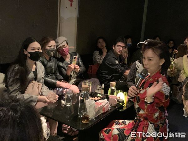 ▲▼《華燈初上》條通文化顧問席耶娜,帶領導覽介紹日式酒店文化秘辛。(圖/記者林育綾攝)