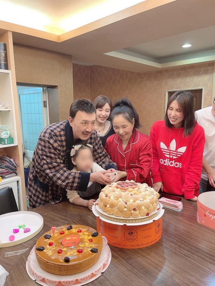 ▲余苑綺動17hrs手術「暴瘦炸出鎖骨」近況曝光 微笑慶兒2歲生日!。(圖/翻攝自Facebook/余苑綺)