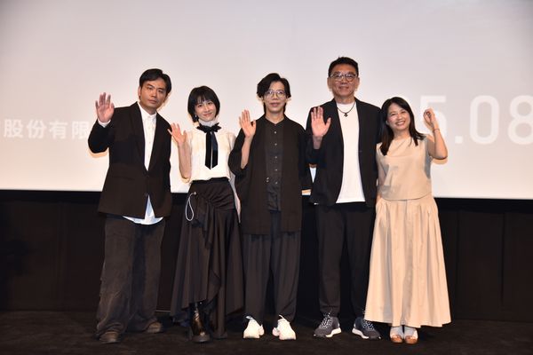 ▲《零日攻擊》日本首映會，製作人鄭心媚（左起）、監製林錦昌、導演蘇奕瑄、連俞涵、楊大正。（圖／牽猴子提供）
