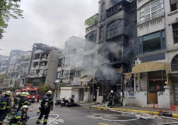 本月11日上午，內湖一棟民宅發生火警，所幸受困3樓的一對母子最終平安獲救。（翻攝畫面）