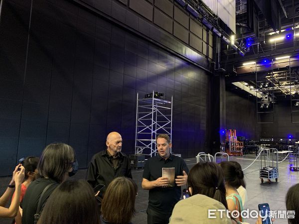 ▲▼國際建築師雷姆．庫哈斯（Rem Koolhaas）、大衛．希艾萊特（David Gianotten）親自導覽台北表演藝術中心。北藝中心開幕季。（圖／記者林育綾攝）