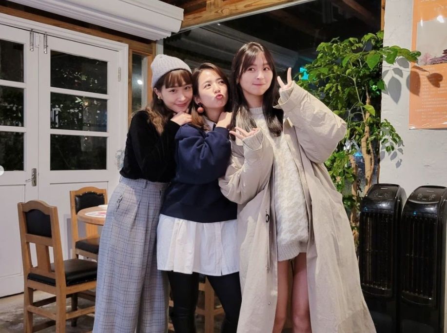 ▲台劇3女神臧芮軒、黃云歆和吳季璇脫光合體泡湯！　一轉身露雪白美背「外洩渾圓胸型」辣翻。（圖／翻攝自Instagram／juihsuanfans）