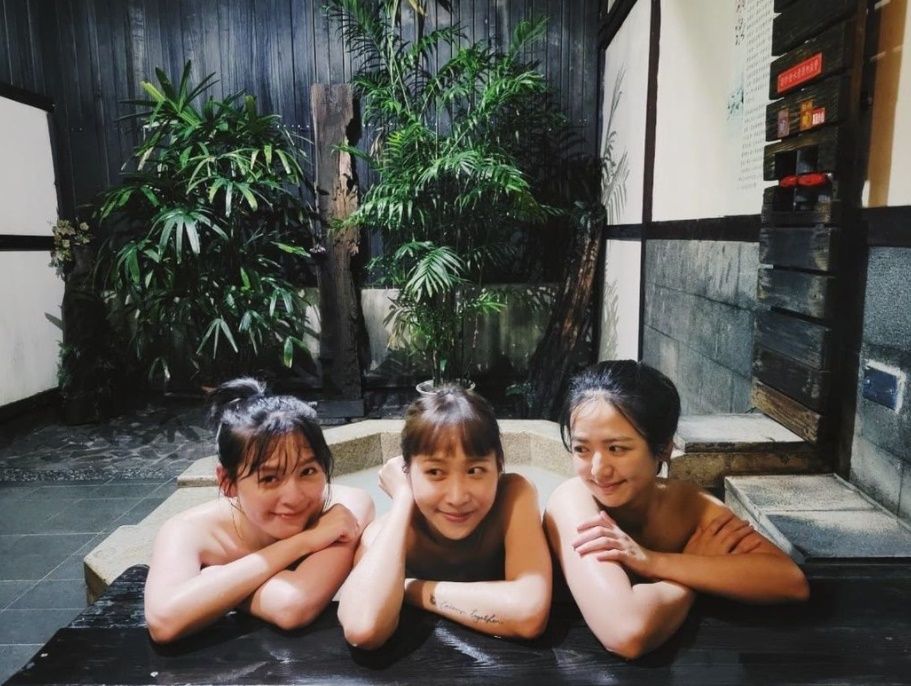 ▲台劇3女神臧芮軒、黃云歆和吳季璇脫光合體泡湯！　一轉身露雪白美背「外洩渾圓胸型」辣翻。（圖／翻攝自Instagram／juihsuanfans）