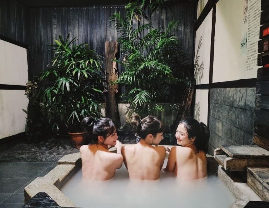 ▲台劇3女神臧芮軒、黃云歆和吳季璇脫光合體泡湯！　一轉身露雪白美背「外洩渾圓胸型」辣翻。（圖／翻攝自Instagram／juihsuanfans）