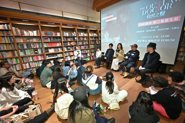 ▲《化外之醫》導演詹淳皓（前排左起）、監製湯昇榮、主演許安植、夏騰宏與謝以樂出席誠品特映講座。（圖／公視、中華電信、瀚草文創提供）