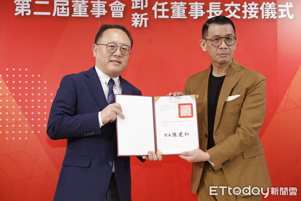 ▲▼文策院第二屆董事會卸新任董事長交接儀式今日(3/17)舉行,新任董事長蔡嘉駿在文化部長史哲的監交下,從卸任董事長彭俊亨接過印信正式走馬上任。(圖/記者湯興漢攝)