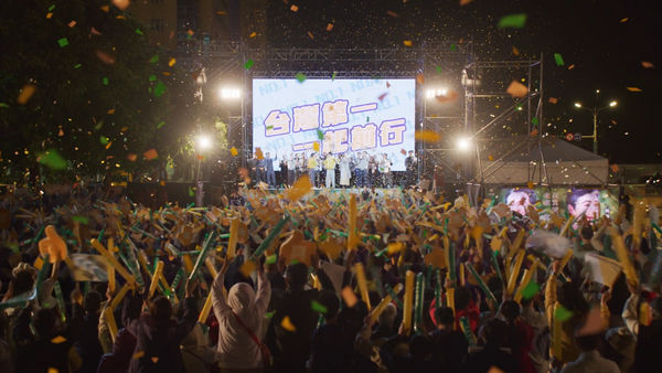 ▲雙金影后謝盈萱《人選之人》化身幕僚，首次封街凱達格蘭大道拍攝。（圖／Netflix提供）