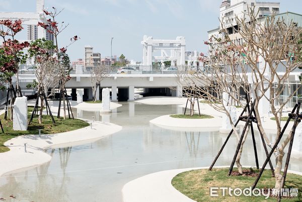 ▲台南市中西區「河樂廣場」,成為市區戲水和午後散步消暑的好去處,市民朋友對該處讚譽有加。(圖/記者林悅翻攝,下同)